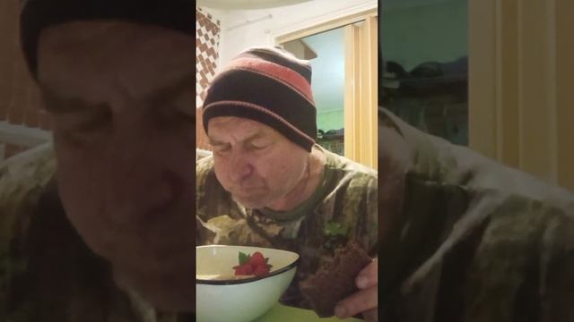 На вечер супчик в прикуску с салом. смотреть онлайн