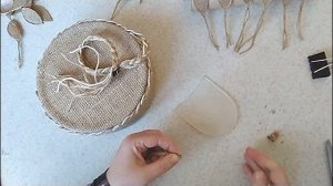 Декор железной банки мешковиной, джутом и веревкой.