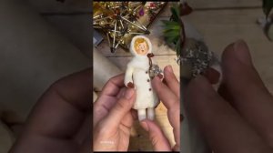 Маленькие куколки из старой ваты.