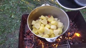 КАРТОФЕЛЬНЫЙ СУП С МЯСОМ в казане, на костре?