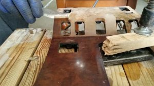 как нужно  правильно снимать лак с панелей обшивки старого G500