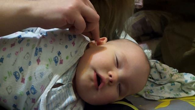 Cleaning baby's ear. смотреть онлайн