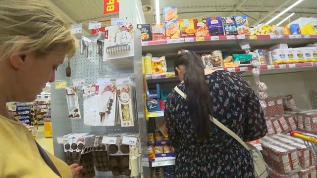 ЧТО КУПЯТ ДЕРЕВЕНСКИЕ В СЕМЕЙНОМ ГИПЕР МАРКЕТЕ смотреть онлайн