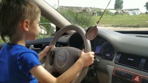 Ребенок угнал машину.