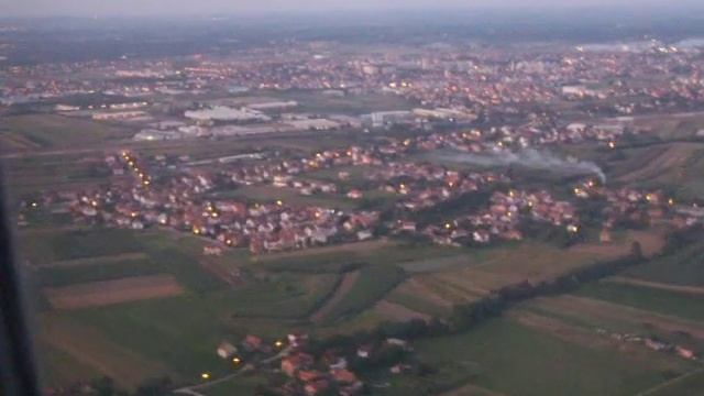 Landing at Zagreb airport. смотреть онлайн