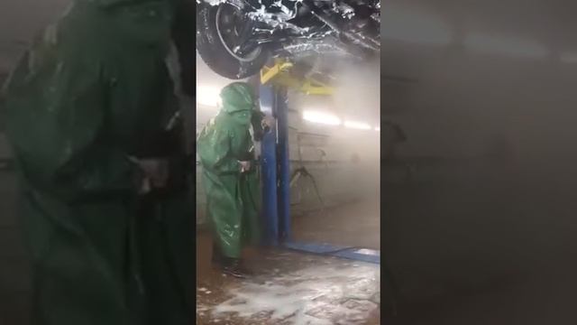 Мойка днища на подъёмнике