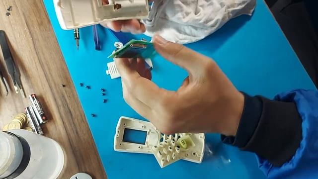 Ремонт пульта управления с сплит системы. Потекли солевые батарейки. смотреть онлайн