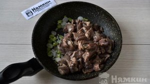 Салат из говяжьей печени, зеленой редьки и моркови