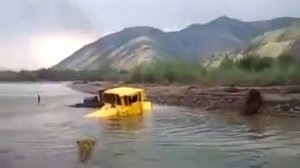 Кировец выползает из реки