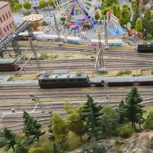 Поезд едет на макете