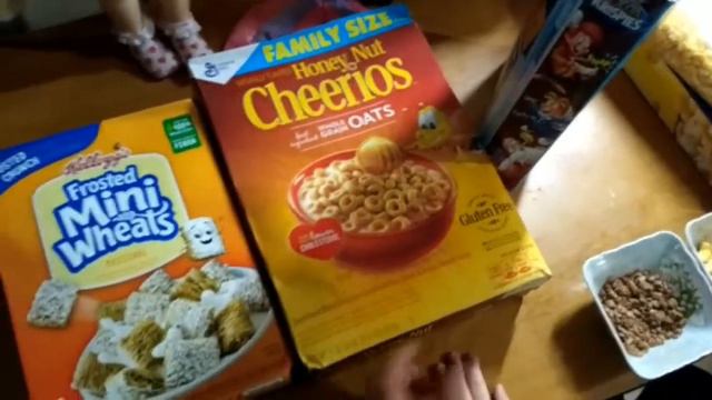 Какие же хлопья самые вкусные?)Таня пробует разные вкусы готовых завтраков смотреть онлайн