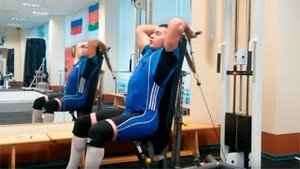 Французский жим в тренажёре: техника выполнения