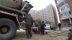 подаем пескобетон растворонасосом на 80 метров