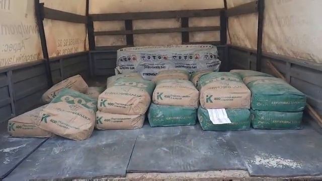 Закупили цемент. Продолжаем отмостку и ремонт последнего вольера и начинаем строить новый. смотреть онлайн