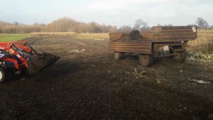 Погрузка навоза фронтальным погрузчиком трактора Lovol244