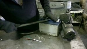 Разбираем не разборный аккумулятор VARTA.Уроки от Коляна.