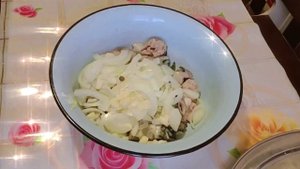 Маринованная скумбрия в банке.