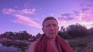Купаясь в озере, можно играться с луной и плавать среди звёзд.