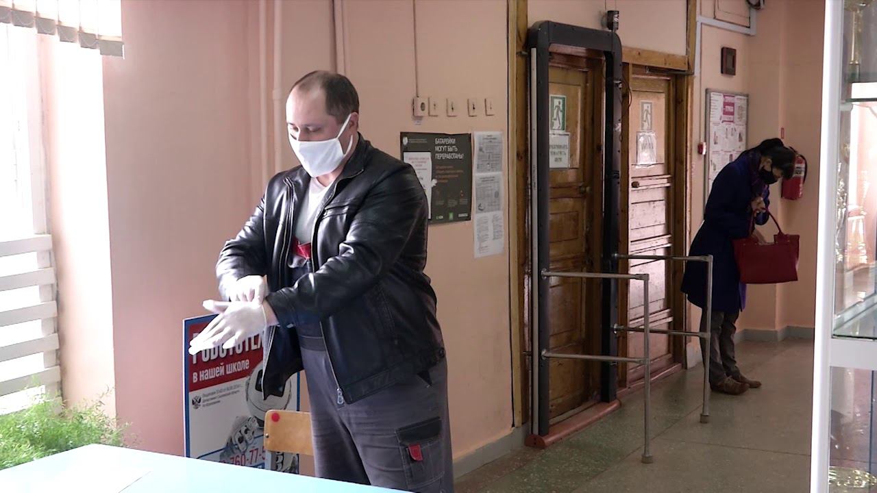 Смоленские школы начали выдавать продуктовые наборы ученикам, которым полагается бесплатное питание.