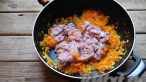 Капуста, тушеная с фаршем на сковороде