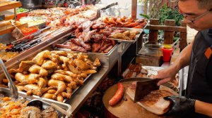 Местные морепродукты, экскурсия по ночному рынку. Тайская уличная еда.