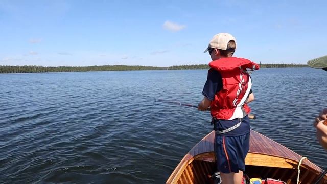 KIDS vs. PRO fishing challenge! CATCH walleye or JUMP! смотреть онлайн