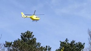 Вертолет садится на крышу больницы