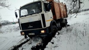 МАЗ-мусоровоз застрял на ровном месте. Спасение утопающих дело рук самих утопающих.
