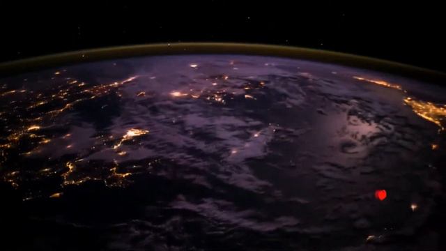 Полет по орбите нашей планеты на основе таймлапсов с международной космической станции. смотреть онлайн
