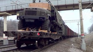 Армейский грузовик "КрАЗ" в хвосте грузового поезда!