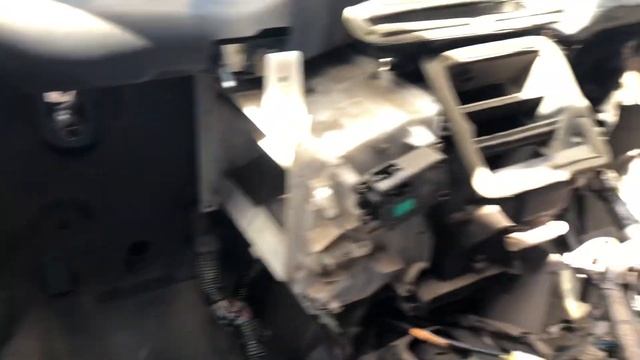 Где находится эбу блок управления двигателем на автомобиле Mazda Premacy