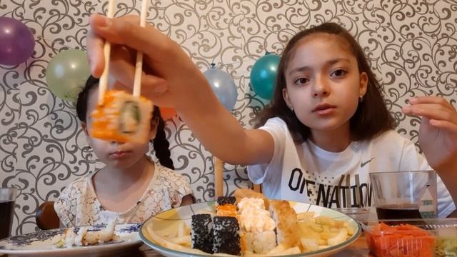 Мукбанг Суши роллы и Картошка фри #суши #shushi #rolls #macdonald's #картошкафри #фри