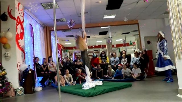 Танцы на воздушных полотнах в студии танца "КОСМО"