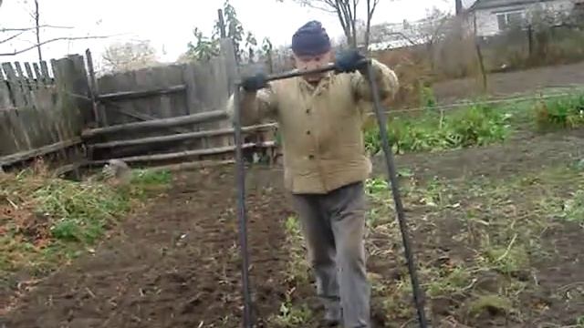 Собирает сорняки а я копаю своей лопатой смотреть онлайн