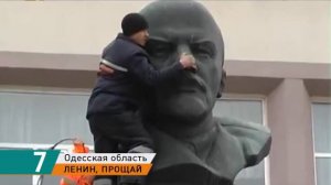 В Украине сносят памятники Ленину