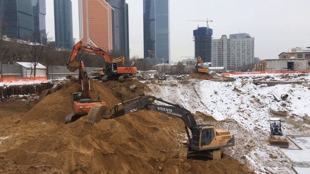 Разработка котлована. Экскаваторы