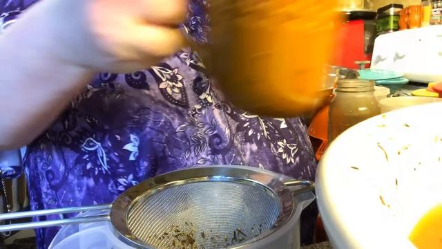 CHICKEN BONE BROTH RECIPE IN THE CROCKPOT! смотреть онлайн