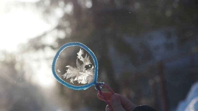Морозные узоры на мыльных пузырях. Зимние эксперименты