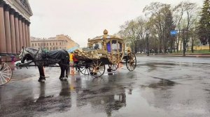 Кареты у Исаакиевского собора. Санкт-Петербург .mp4