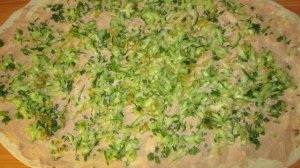 Рулет из лаваша с печеночным паштетом и огурчиками