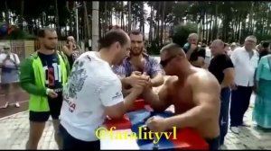 Жесть оторвал руку на армрестлинге
