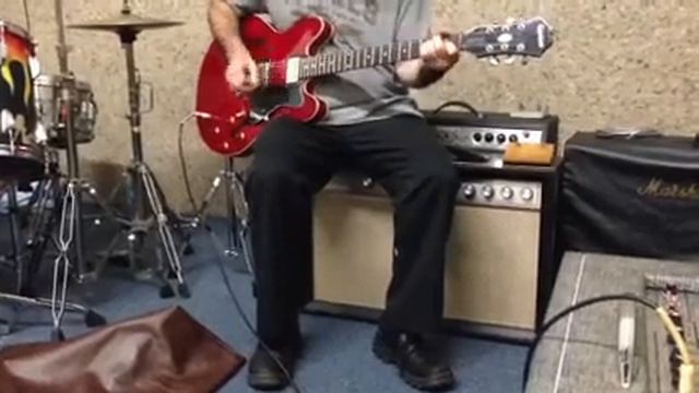 1966 Supro Vibra Verb Vintage Guitar Amplifier w/MIK Epiphone Dot (video 1) смотреть онлайн