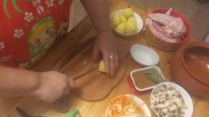Курица с грибами и картошкой в глиняной жаровне