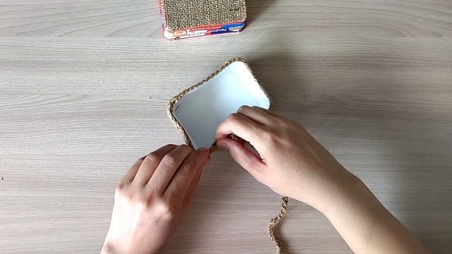 Идея из пластиковых контейнеров от сыра. DIY
