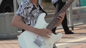 пацан рвет гитару у метро (Влад Соломяный)