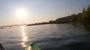 Первый урок по управлению каяком, держание равновесия на воде управление веслом. гонки на перегонки