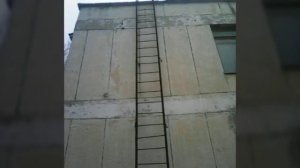 Залазили на трёх этажное здание по пожарной лестнице