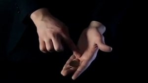 Пальмирование монеты пальцами