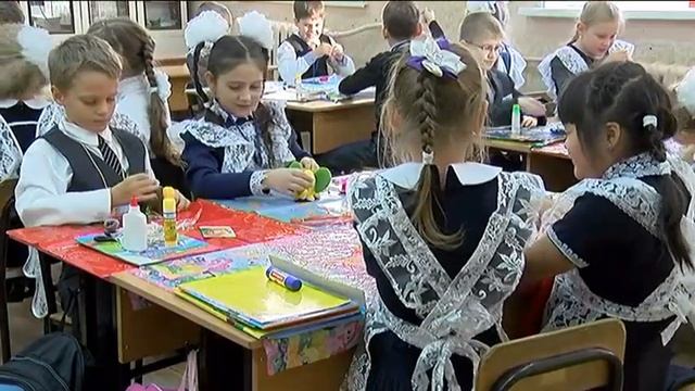 Фетровые слоники. Школьники мастерят игрушки для онкобольных смотреть онлайн