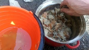 Кормлю кур мешанкой, а собаку манкой.